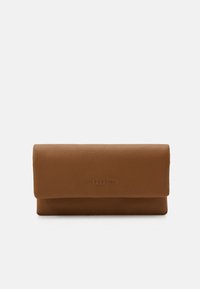 Braune Lederbörse mit glatter Textur, mit Klappdesign und eingeprägtem Markenlogo auf der Vorderseite. Rechteckige Form, minimalistischer Stil.