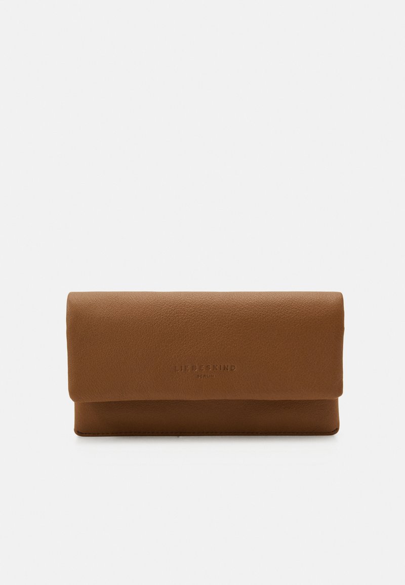 Braune Lederbörse mit glatter Textur, mit Klappdesign und eingeprägtem Markenlogo auf der Vorderseite. Rechteckige Form, minimalistischer Stil.