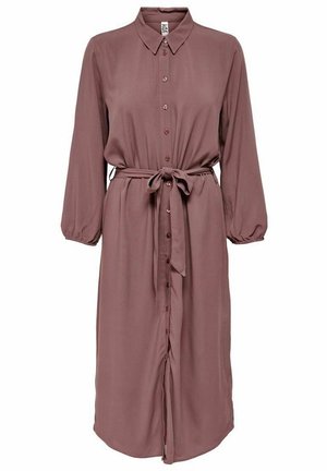 Robe longue mauve à boutons avec col, manches longues, poignets élastiques et une ceinture en tissu nouée à la taille.