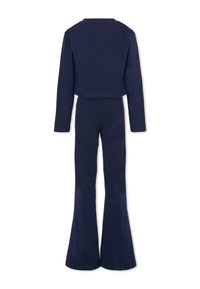 Completo coordinato color blu navy composto da un top cropped a maniche lunghe e pantaloni svasati, realizzato in un materiale morbido con una texture liscia.