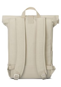 Beige roll-top hátizsák vászonból; állítható pántokkal, tetején fogantyúval és oldalsó zsebbel rendelkezik, sima textúrával és minimalista dizájnnal.