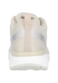 Beige atletiska skor med mesh-överdela, vadderad krage, reflexdetaljer och en vit sula med ett strukturerat mönster.