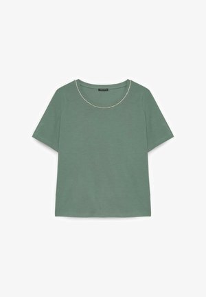 Grünes T-Shirt mit kurzen Ärmeln und rundem Ausschnitt, verziert mit einem zarten perlenartigen Besatz.