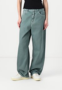 Jeans a gamba larga in una tonalità di teal chiaro, realizzati in denim. Caratteristiche includono una chiusura con zip, passanti per cintura e tasche anteriori e posteriori.