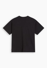 T-shirt noir en coton à manches courtes vu de dos avec un col rond et une petite étiquette rouge en bas à gauche.