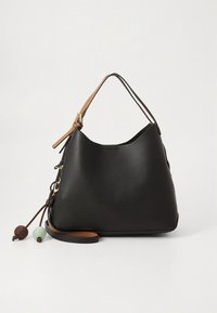 Svart läderhandväska med mjuk form, försedd med en ljusbrun rem och texturerad yta. Dekorationerna inkluderar tofsar med färgade pärlor.