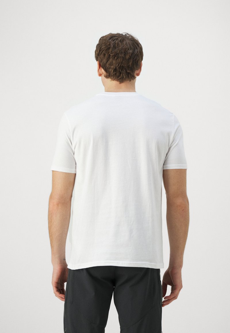 Camiseta blanca de manga corta hecha de algodón, con un cuello redondo y una textura lisa, con un dobladillo recto y un ajuste relajado.