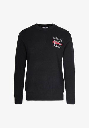 Maglione nero a maniche lunghe con collo rotondo, che presenta una grafica di una macchina rossa e il testo "St. Moritz habitué" sulla parte superiore sinistra del petto.