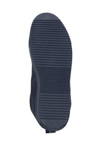 Svart gummisula med horisontella och vertikala spår, med en rundad tå och en lätt uppåtböjning vid hälen.