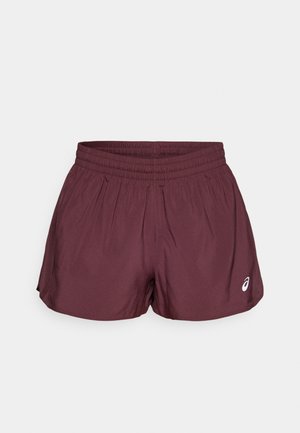 Pantalones cortos deportivos color marrón oscuro, fabricados con una tela ligera, con una cinturilla elástica y un logo blanco en el dobladillo izquierdo. Presenta un corte clásico.
