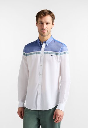 Camisa blanca de manga larga con canesú en degradado azul y azul claro, cuello abotonado y logo bordado. Tejido de algodón liso.
