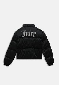 Crna baršunasta skraćena puffer jakna s visokim ovratnikom, rebrastim manžetama i detaljem s rhinestones natpisa "Juicy" na leđima.