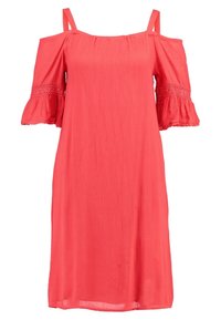 Robe corail à épaules dénudées avec des manches courtes à volants, en tissu texturé et à coupe décontractée, idéale pour les jours chauds.