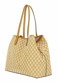 Borsa a spalla gialla con motivo a quadri, caratterizzata da quadrati bianchi e giallo chiaro. Texture morbida con dettagli in pelle nera e due manici.