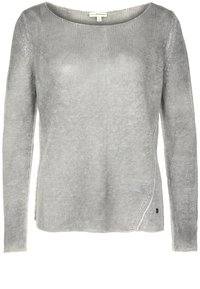 Pull tricoté à manches longues gris clair avec un col rond et un petit détail d'étiquette près de l'ourlet inférieur du côté droit.