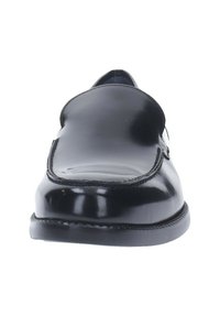 Scarpa nera in pelle slip-on con finitura liscia, punta arrotondata e dettagli cuciti lungo il bordo. Suola piatta con minima struttura.