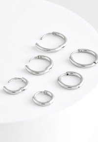 Unselected, silver tone