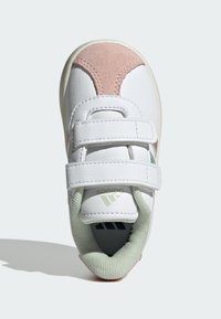 Scarpa bianca in pelle con dettagli in suede rosa e tessuto verde. Presenta due cinturini in velcro e un interno imbottito per il massimo comfort.