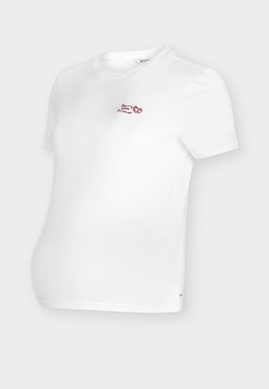 Hvit amme-T-skjorte i bomull, med korte ermer, rund hals og rød brodert tekst med en krone på brystet.