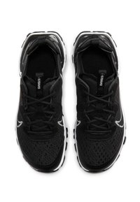 Svarta sportskor med en andningsbar nätovandel, rund tå, platta snören och texturerade svarta och vita sulor. Subtil märkeslogotyp på sidan.