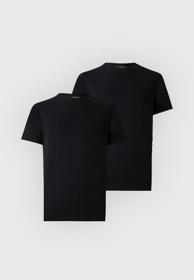 Deux t-shirts noirs unis à manches courtes et col rond, présentés sur un fond gris clair, empilés avec l’un légèrement derrière l’autre.