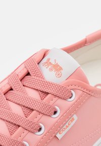 COACH Baskets basses - pink