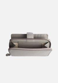 Portafoglio in pelle grigia con chiusura a zip, più scomparti per carte e un comparto centrale. Texture liscia e design pulito e semplice.