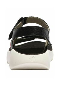 Czarne skórzane sandały z regulowanymi paskami na kostkach, wyściółką z miękkiej podeszwy oraz białą gumową podeszwą z teksturowanym wzorem.