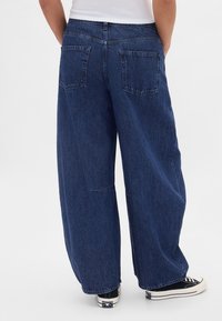 GAP HORSESHOE HUTTON CROSSOVER  - Brīva piegriezuma džinsi - dark wash