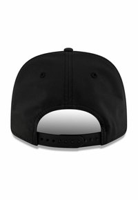 Schwarze Snapback-Cap aus glattem Stoff mit gebogenem Schirm, verstellbarem Kunststoffband und zwei Belüftungsöffnungen auf der Rückseite.