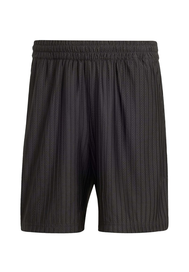 Pantaloni corti neri con vita elasticizzata, caratterizzati da righe verticali e un tessuto leggero e texturizzato. Lunghezza fino a metà coscia.