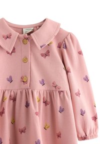 Rosa Kleid mit rundem Kragen, langen Ärmeln und einem strukturierten Stoff. Es zeigt ein Schmetterlingsmuster in lila, rosa und gelben Farbtönen, mit Holzknöpfen.