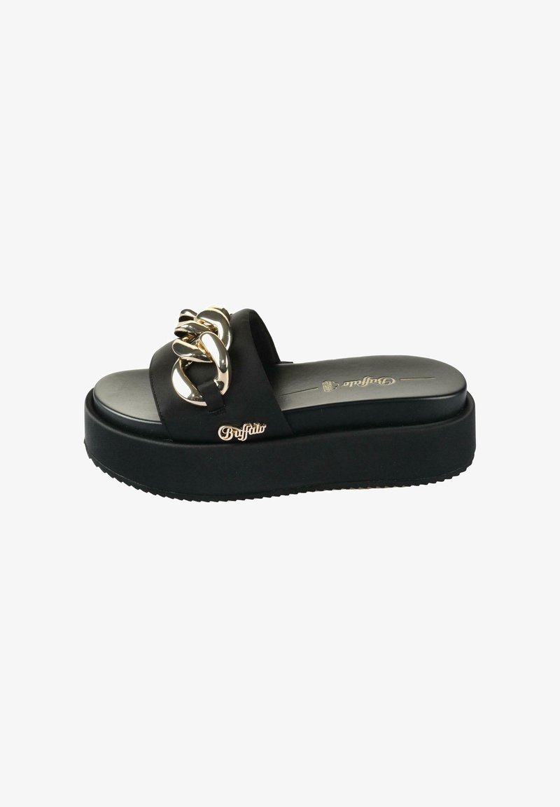 Sandale à plateforme noire de type slide avec un détail de grosse chaîne dorée et logo Buffalo sur le côté et la semelle intérieure.
