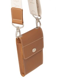 Brun læder crossbody pouch med hvid stikning, knaplukning, sølv hardware og et tekstilrem med et subtilt logomønster.