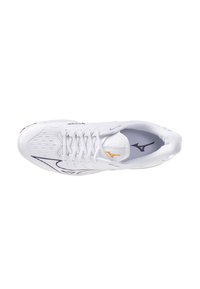Scarpa sportiva bianca con tomaia in mesh testurizzato, accenti viola e logo giallo. Presenta lacci tradizionali e un design snello per il supporto.