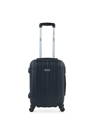 Maleta dura negra con surcos verticales, asa retráctil, cuatro ruedas y cierre de cremallera. Diseño compacto adecuado para viajar.