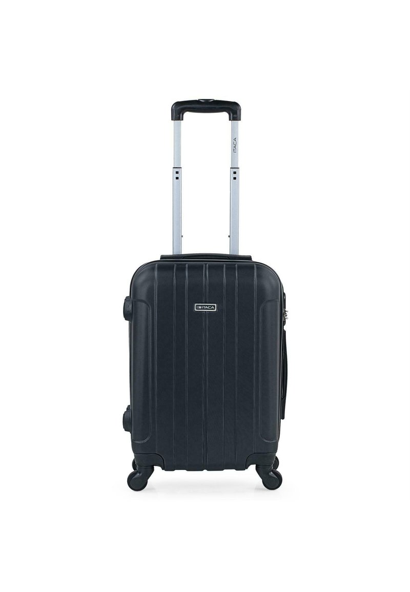 Maleta dura negra con surcos verticales, asa retráctil, cuatro ruedas y cierre de cremallera. Diseño compacto adecuado para viajar.