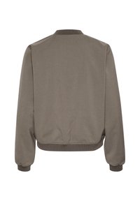 Veste bomber vert olive, vue de face, avec un col arrondi, des poignets côtelés et une ceinture, fabriquée dans un tissu lisse sans motifs.