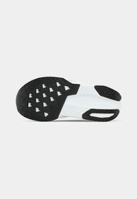 Semelle de chaussure de sport blanche avec du caoutchouc noir texturé pour une adhérence, présentant un motif géométrique distinctif et des accents latéraux renforcés.
