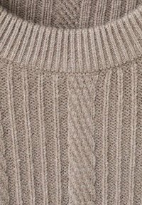 Beige gebreide trui met ribbel- en kabelpatronen, een ronde halslijn en een gestructureerde stof voor warmte en comfort.