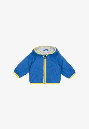 Veste bleue avec capuche, bordures jaunes, deux poches avant et poignets élastiques. Fabriquée en tissu lisse avec une doublure grise douce.