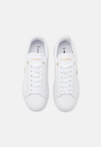 Lacoste CARNABY PRO - Športni copati - white/gold