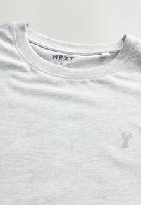 Grå kortærmet t-shirt lavet af blødt stof. Har en rund halsudskæring og et lille broderet logo på brystet. Størrelse: M.