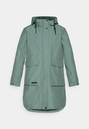 Groene waterdichte jas met een capuchon, sluiting met drukknopen en rits aan de voorkant, twee grote voorzakken, verstelbare mouwen en een gebogen zoom.