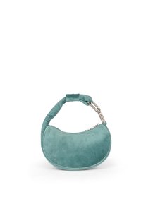 Tealfärgad sammetshandväska med en böjd form, vadderad axelrem och kedjeaccent. Slät textur med dragkedjestängning upptill.