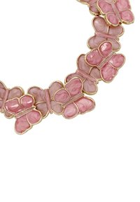 La collana con farfalle rosa presenta farfalle in smalto lucido di diverse tonalità, contornate da metallo color oro, disposte in un design simmetrico.