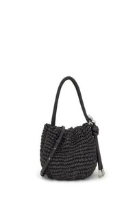 Bolso de mano negro tejido con forma redondeada, que presenta una superficie texturizada, un asa corta y una correa larga ajustable con herrajes plateados.