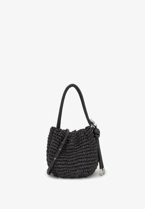 Bolso de mano negro tejido con forma redondeada, que presenta una superficie texturizada, un asa corta y una correa larga ajustable con herrajes plateados.