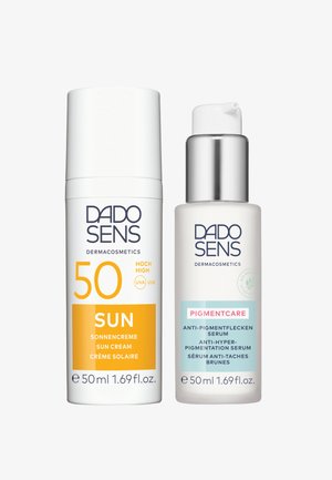 Sonnenschutz- und Serumflaschen. Der Sonnenschutz ist weiß mit einem orangefarbenen Etikett, SPF 50. Das Serum ist weiß mit einem hellblauen Akzentetikett. Beide haben ein Volumen von 50 ml.