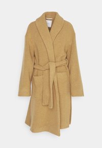 Accappatoio giallo senape con collo sciallato, chiusura anteriore con laccetto e due grandi tasche applicate. Tessuto morbido e soffice con un aspetto accogliente.